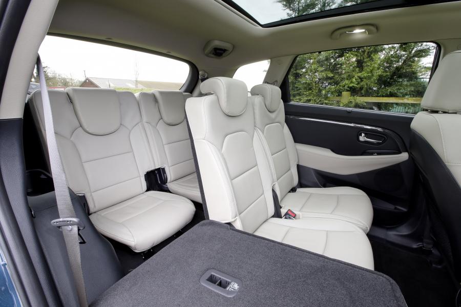 Интерьер Kia Carens EcoDynamics 2016 года  (UK) (фото 15 из 17)